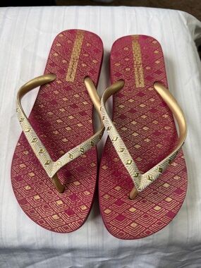 Ipanema Gold-Strap Pink Patterned Flip Flops